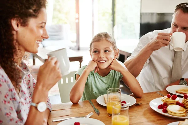 Zmienia Czas Posiłku Dobry Czas Rodzina Jedząca Śniadanie Domu — Zdjęcie stockowe