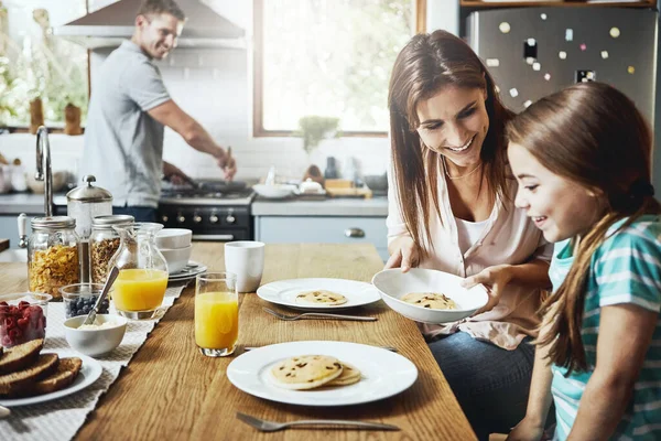 Quedan Muchas Más Una Familia Desayunando Juntos Casa — Foto de Stock