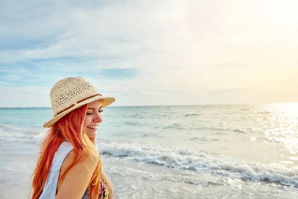 Важко Бути Щасливим Пляжі Постріл Приваблива Молода Жінка Насолоджується День — стокове фото