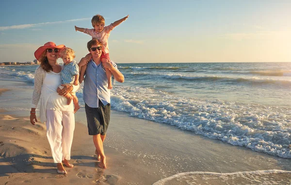 Сделаны Прекрасные Семейные Воспоминания Молодая Семья Наслаждающаяся Днем Пляже — стоковое фото