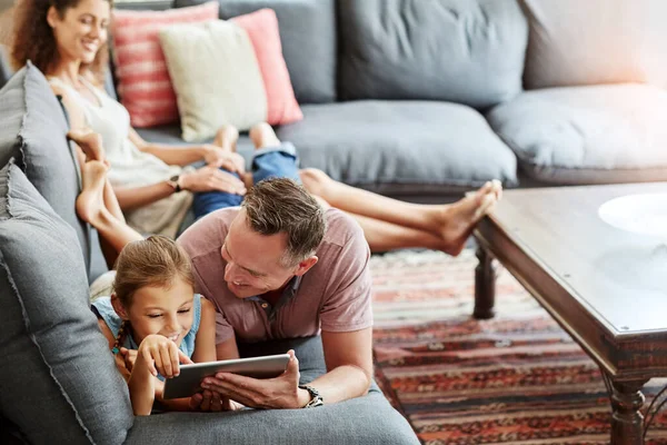 Przeglądanie Bezpiecznie Odpowiedzialnie Rodzina Korzystająca Tabletu Cyfrowego Podczas Relaksu Domu — Zdjęcie stockowe