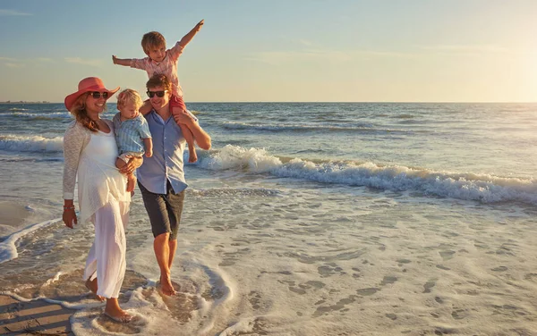 Nejlepší Letní Vzpomínky Jsou Vytvořeny Pláži Mladá Rodina Užívá Den — Stock fotografie