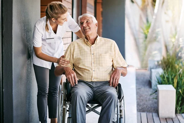 You Sure Youre Comfortable Enough Nurse Caring Senior Patient Wheelchair — Stock Photo, Image