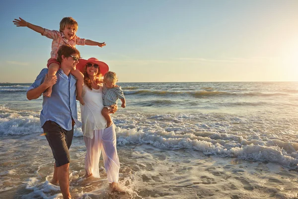 Radost Toho Jsme Rodina Mladá Rodina Užívá Den Pláži — Stock fotografie