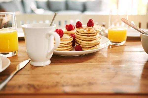 Breakfast Served Closeup Shot Pancakes Juice Mug Breakfast Table — Stock Photo, Image