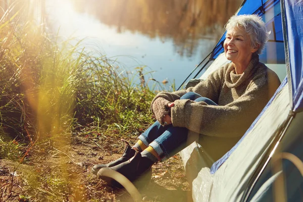 Così Tanto Apprezzare Qui Mezzo Alla Natura Una Donna Anziana — Foto Stock