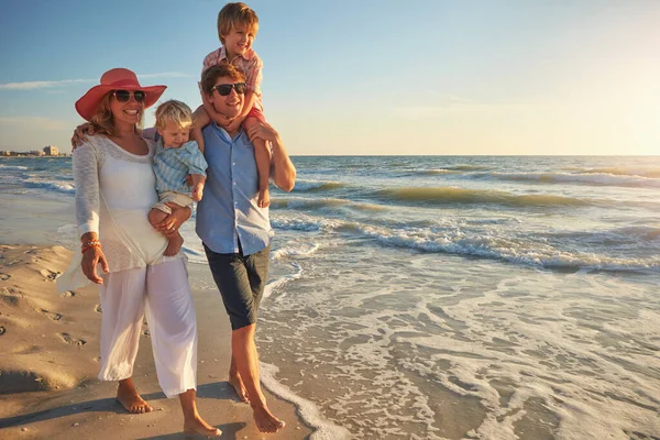 Procházet Pláži Těmi Malými Mladá Rodina Užívá Den Pláži — Stock fotografie
