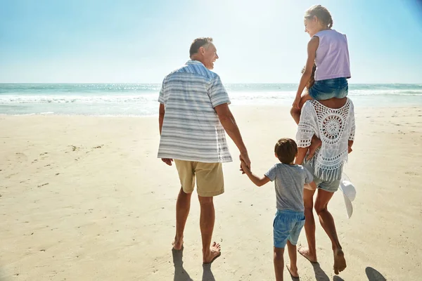 Slunečné Dny Jsou Ideální Pro Procházky Pláži Rodina Užívá Nějaký — Stock fotografie