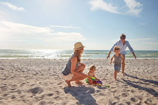Perfektní Den Pro Pláž Mladá Rodina Užívá Letní Den Pláži — Stock fotografie
