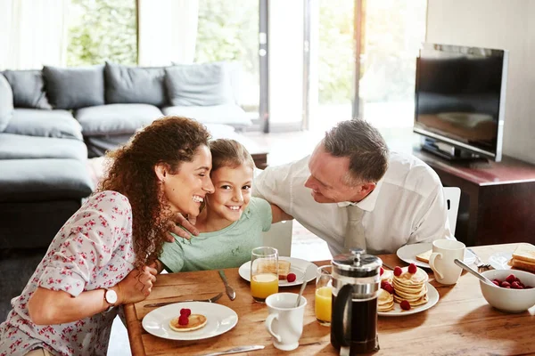 Desfrutar Pequeno Almoço Com Seu Bebé Uma Família Tomando Café — Fotografia de Stock