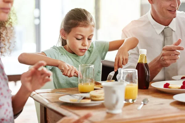 Creuser Dans Quelque Chose Délicieux Une Famille Prenant Petit Déjeuner — Photo