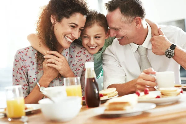 Desayuno Con Pequeño Más Querido Una Familia Desayunando Juntos Casa — Foto de Stock