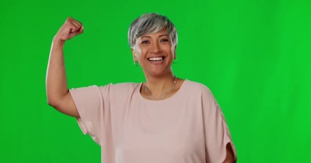 Счастливый Мускул Лицо Женщины Зеленом Экране Изолированы Студийном Фоне Улыбка — стоковое видео