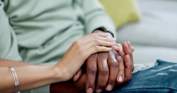 Paar Liefde Hand Hand Thuis Voor Ondersteuning Comfort Zorg Verdriet — Stockvideo
