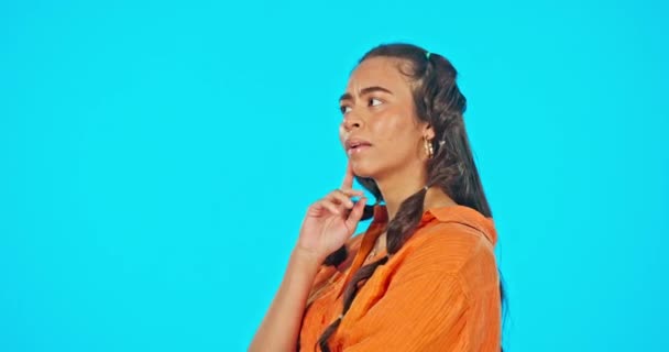 Tänkande Beslut Och Ansikte Kvinna Blå Bakgrund För Reklam Produktplacering — Stockvideo