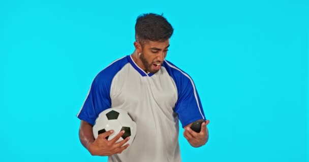 Piłka Nożna Człowiek Świętowanie Telefonu Studio Odizolowany Niebieskim Tle Makieta — Wideo stockowe
