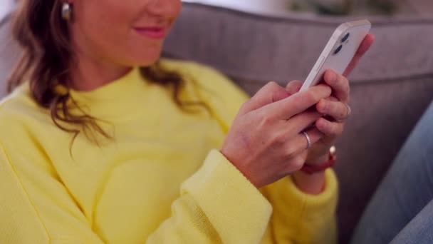 Mulher Mãos Telefone Digitando Sofá Sala Estar Para Redes Sociais — Vídeo de Stock