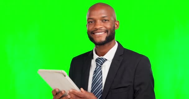 Szczęśliwy Czarny Człowiek Tablet Biznes Zielonym Ekranie Marketingu Lub Komunikacji — Wideo stockowe