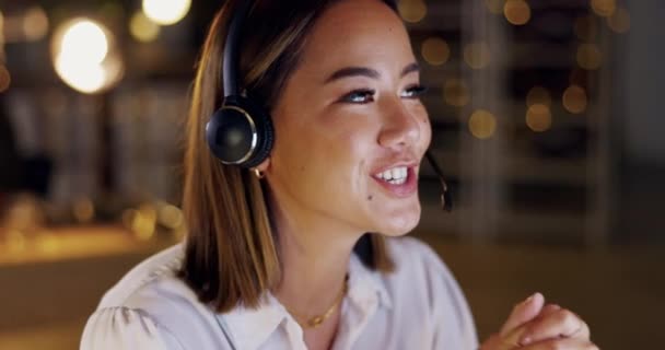 客户服务 妇女在办公室的夜晚和友好的建议在呼叫中心的支持和网络 加班和愉快的服务台服务人员或Crm顾问 耳机和电话 — 图库视频影像