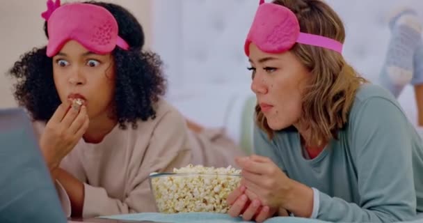 Kvinnor Vänner Sängen Med Skrämmande Filmer Äta Popcorn Och Övernattning — Stockvideo