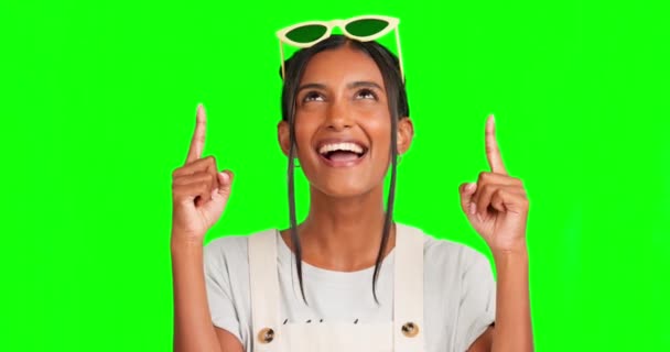 Pantalla Verde Cara Emocionada Mujer Feliz Apuntan Promoción Comercial Espacio — Vídeos de Stock