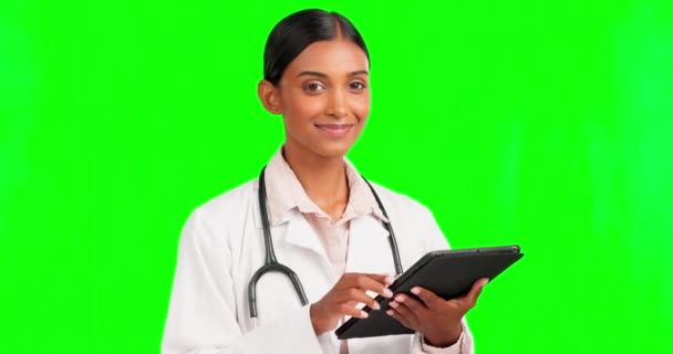 绿色屏幕 微笑和医生的肖像用平板电脑连接互联网 网络或在线发送电子邮件 社交媒体上快乐 专业的女性医务工作者 — 图库视频影像