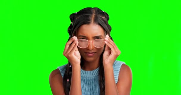 Γυαλιά Πρόσωπο Και Γυναίκα Στούντιο Πράσινη Οθόνη Για Οπτική Ευαισθητοποίηση — Αρχείο Βίντεο
