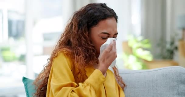 鼻涕和女人在家里生病在客厅沙发上用纸巾 病毒性 健康问题和发烧 躺在一间房子的躺椅上 远离疾病和温饱 — 图库视频影像