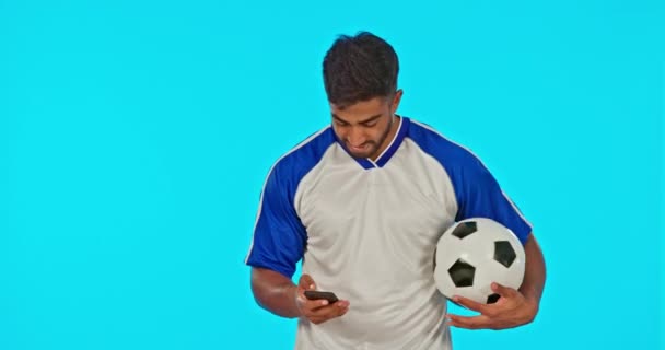 Zielony Ekran Telefon Piłkarz Lub Człowiek Odizolowany Niebieskim Tle Reklamy — Wideo stockowe