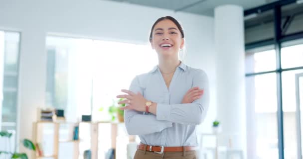 Ділова Жінка Особа Сміх Руками Перехрещені Офісі Щастя Впевненості Мотивації — стокове відео