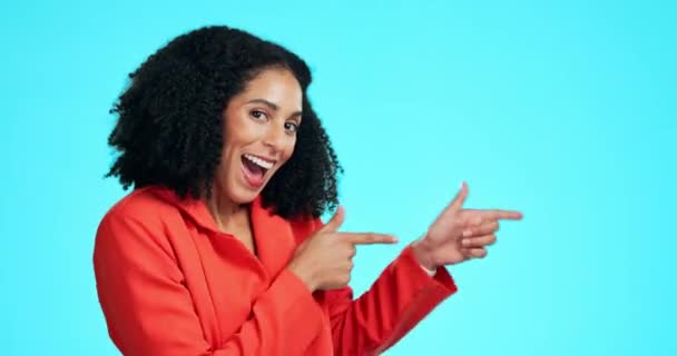 Business Woman Pointing Green Screen Product Placement Studio Blue Background — Stock Video