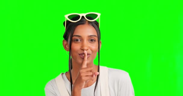 Segredo Retrato Mulher Tela Verde Estúdio Com Notícias Omg Emoji — Vídeo de Stock