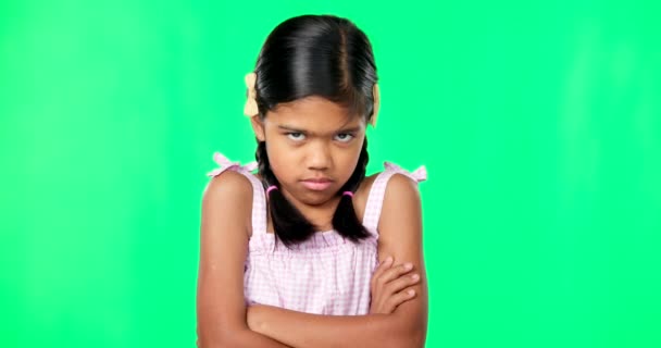Złe Skrzyżowane Ramiona Twarz Dziecka Zielonym Ekranie Zdenerwowanym Rozczarowanym Gniewnym — Wideo stockowe