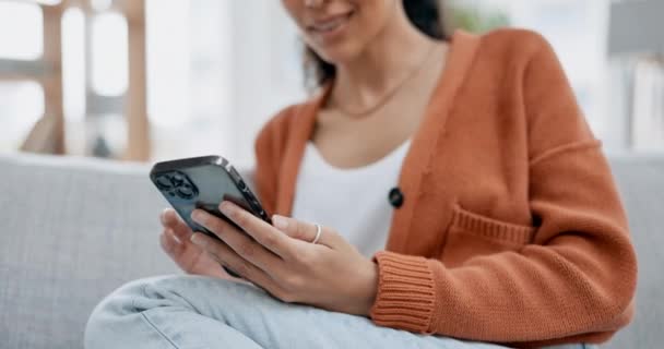 Penutup Tangan Telepon Dan Wanita Sofa Untuk Sms Aplikasi Media — Stok Video
