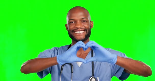 Χέρι Καρδιάς Πρόσωπο Μαύρου Άντρα Και Νοσοκόμα Πράσινη Οθόνη Ένα — Αρχείο Βίντεο