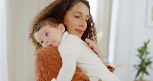 Αγάπη Σπίτι Και Μαμά Αγκαλιάζουν Μωρό Για Κοιμηθούν Στο Παιδικό — Αρχείο Βίντεο