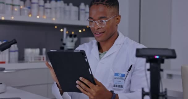 Homem Ciência Tablet Laboratório Pesquisa Noite Para Estudo Farmacêutico Análise — Vídeo de Stock