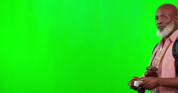 Siyah Adam Fotoğrafçı Yeşil Ekranda Sırt Çantasında Kamerayla Seyahat Eden — Stok video