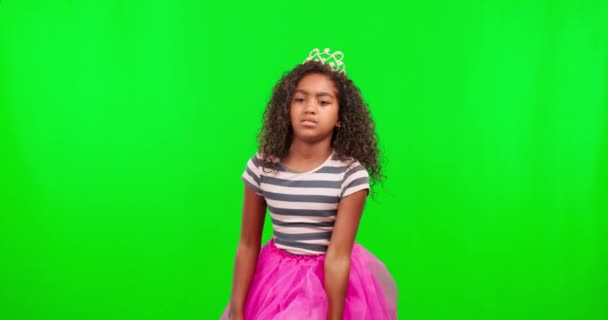 想像力と遊び心のためのスタジオで子供や杖と魔法 王女と緑の画面 ハロウィン お祝い モックアップのための背景に衣装を着た女の子と夢 若者とファンタジー — ストック動画