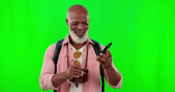 Μαύρος Άνδρας Τηλέφωνο Στα Χέρια Και Πράσινη Οθόνη Mockup Χαμόγελο — Αρχείο Βίντεο