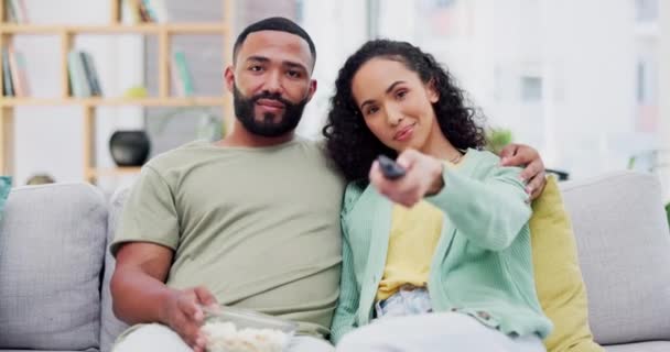 Couple Canapé Pop Corn Détendez Vous Regardant Télévision Film Sur — Video