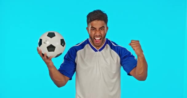 Face Futbol Topu Stüdyoda Kazandığı Için Kutlama Yapan Adam Mavi — Stok video