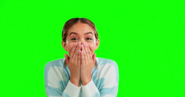Женщина Смех Шок Студии Зеленом Фоне Экрана Забавным Смайликом Вау — стоковое видео