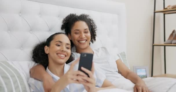 Τηλέφωνο Κρεβάτι Και Ευτυχισμένο Ζευγάρι Φίλων Χαλαρώστε Μέσα Κοινωνικής Δικτύωσης — Αρχείο Βίντεο