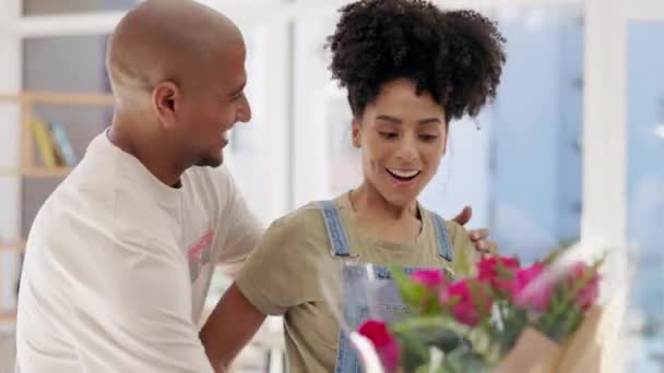 Gelukkig Stel Liefde Verrassing Met Bloemenboeket Huis Voor Geluk Romantiek — Stockvideo