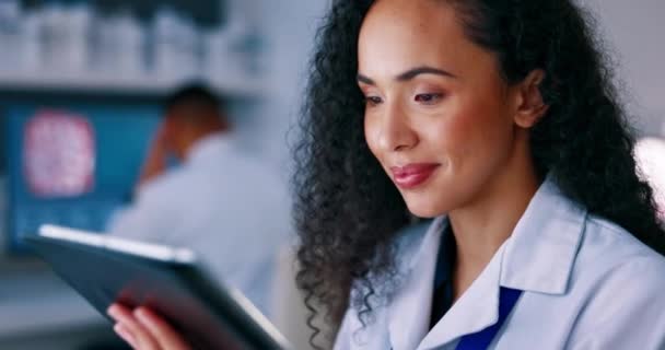 Vetenskap Forskning Och Lycklig Kvinna Med Tablett Labb För Medicinsk — Stockvideo
