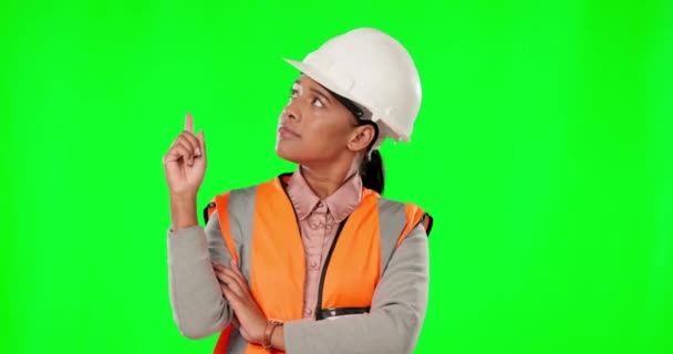 严肃的女人和工程师指着 绿色屏幕或工作室背景的建筑 肖像画 女建筑师或员工的交易姿态 方向或建筑工人的模仿 — 图库视频影像