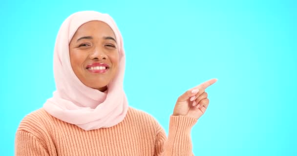 Mujer Musulmana Feliz Retrato Señalando Con Dedo Espacio Para Maqueta — Vídeos de Stock