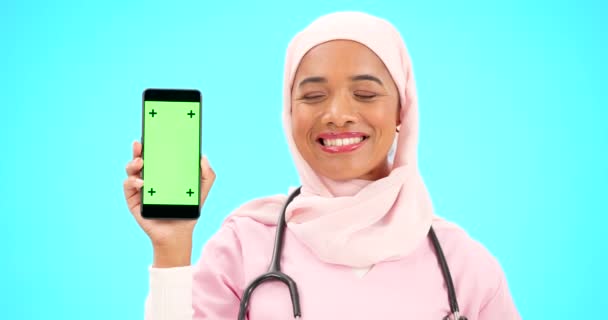 Green Screen Phone Nurse Isolated Blue Background Medical Mobile App — Stock Video