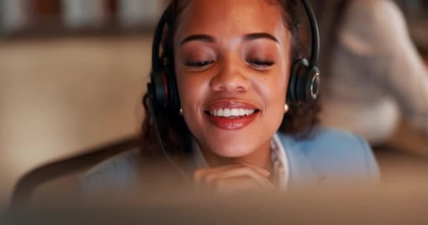 Glückliche Frau Call Center Und Beratung Der Nacht Mit Kopfhörern — Stockvideo